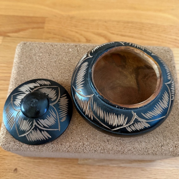 Black Wood Hand Carved Container, Bowl with Lid Carved Design African Inspired - Picture 7 of 12